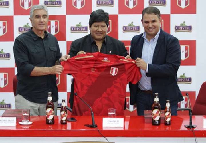 El rojo invade tercera camiseta de Perú, sin perder su inconfundible franja
