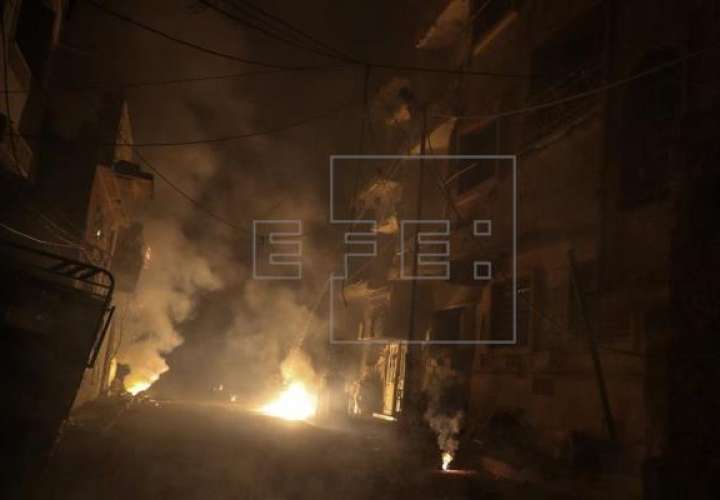 Vista de edificios destruidos después de presuntos ataques aéreos en Duma (Siria). EFE/Archivo
