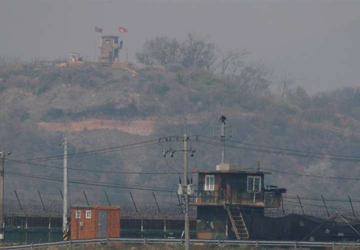 Un puesto de vigilancia surcoreano (frente) y un puesto de vigilancia de Corea del Norte (arriba). Foto/EFE