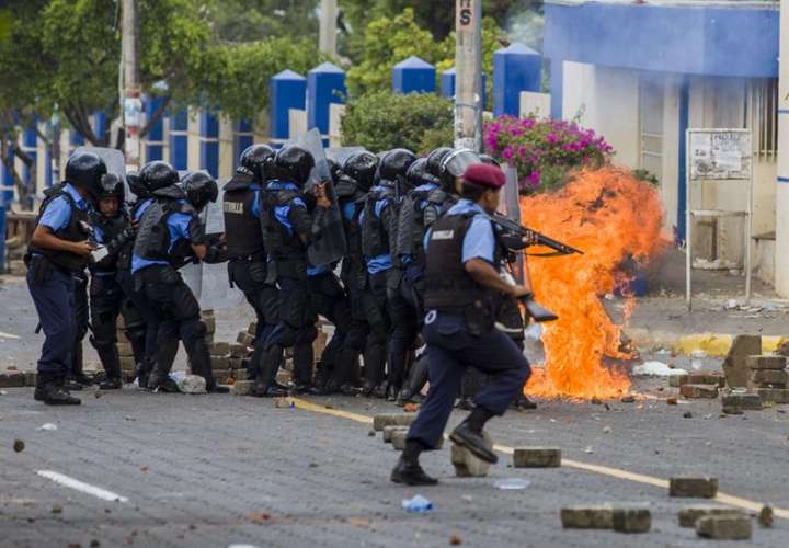 Policías tratan de controlar a los manifestantes en Nicaragua. Foto/EFE