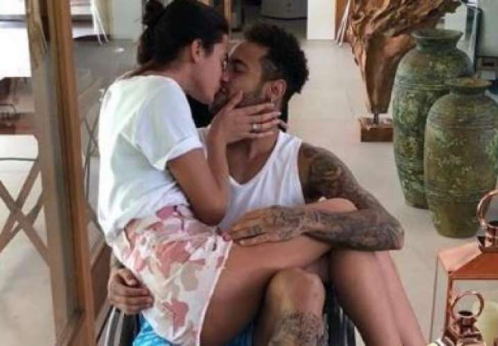 Neymar besa a su novia Bruna en una silla de ruedas.  Foto Instagram Neymar