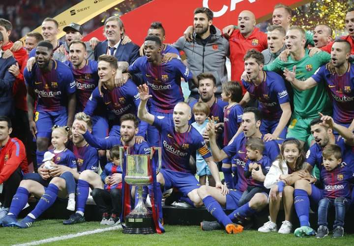 Andrés Iniesta celebra junto a sus compañeros del  Barcelona la Copa del Rey. Foto: AP