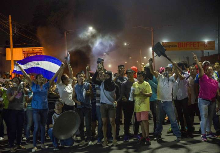 Nicaragüenses queman llantas en vías en protesta por reformas a seguro social