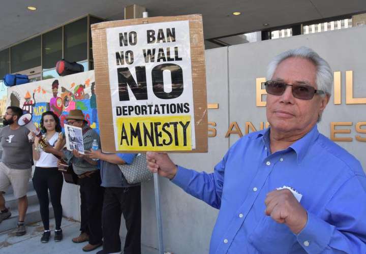 Activistas reciben a inmigrantes de CA