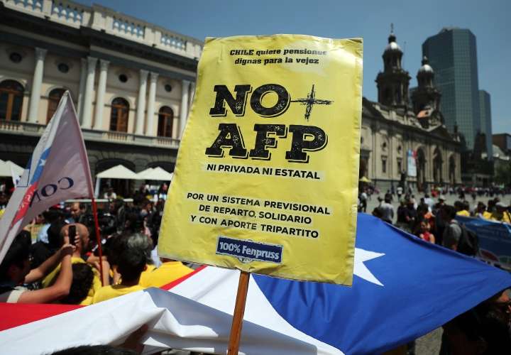 Chilenos marchan para protestar por el sistema privado de pensiones