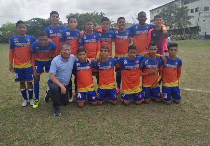 Hernán Darío Gómez compartiendo con los niños de las diferentes escuelas de fútbol del sector de Panamá Este./ Fepafut