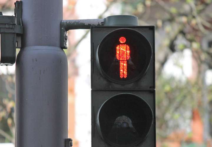 Si cruzas la calle en luz roja, te caerá agua. 