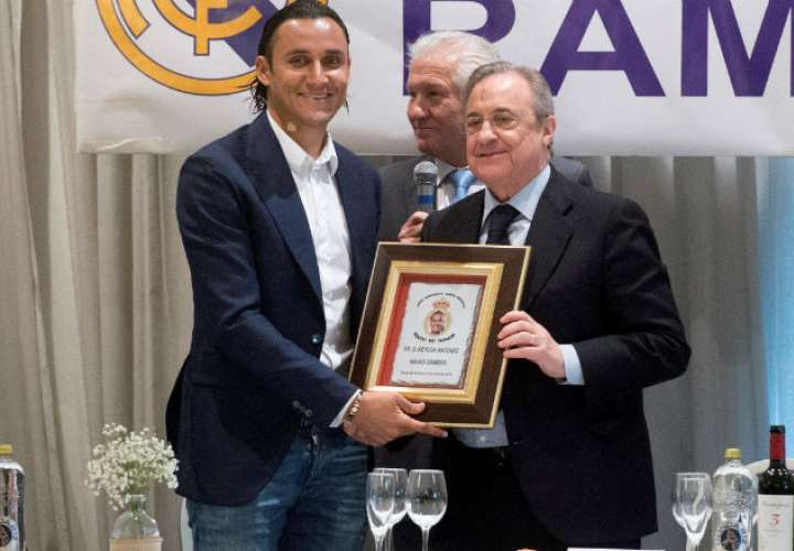 El portero costarricense del Real Madrid Keylor Navas junto al presidente del club, Florentino Pérez. Foto: EFE
