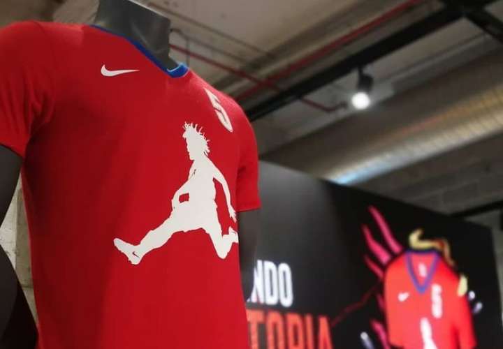 Román Torres es honrado con una camiseta personaliza previo al Mundial de Rusia