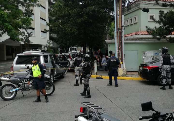 Policía detiene a varios hombres supuestamente secuestradores. Foto/@TraficoCPanama