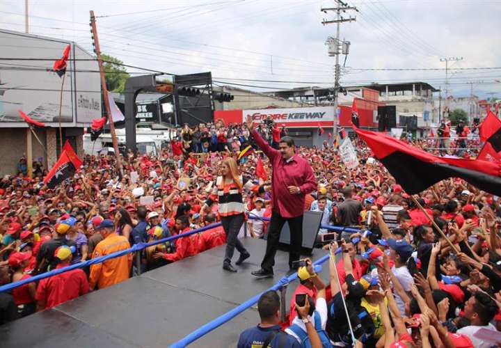 Presidente Nicolás Maduro junto a sus simpatizantes. Foto/EFE