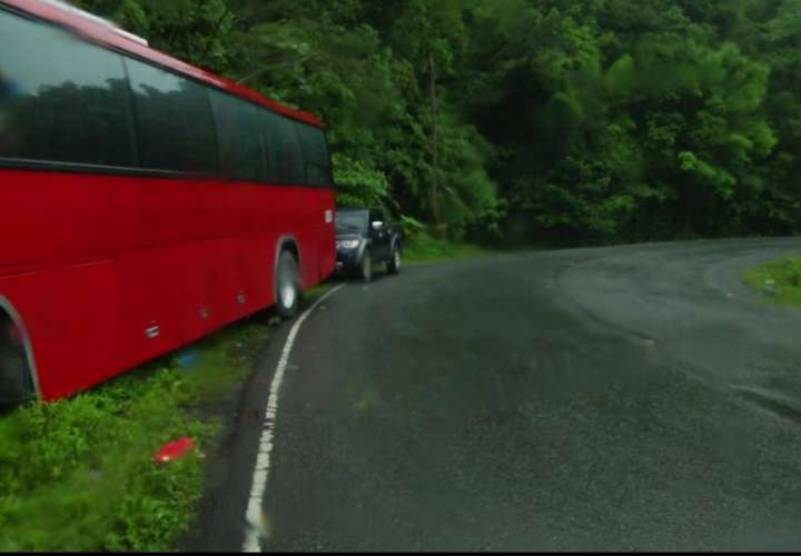 Bus se queda sin frenos en peligrosa curva 