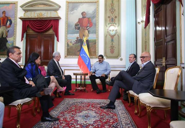El presidente de Venezuela, Nicolás Maduro (3d), mientras se reúne con los gobernadores opositores Ramón Guevara (2i) de Mérida; Laidy Gómez (3i) de Táchira; y Antonio Barreto Sira (c) de Anzoátegui en Caracas (Venezuela). EFE