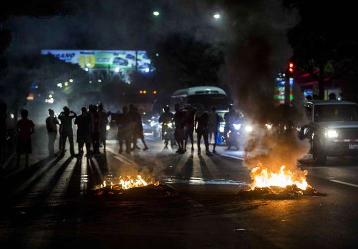 Manifestantes queman llantas en una vía durante protestas contra el gobierno de Daniel Ortega en Managua (Nicaragua). EFE
