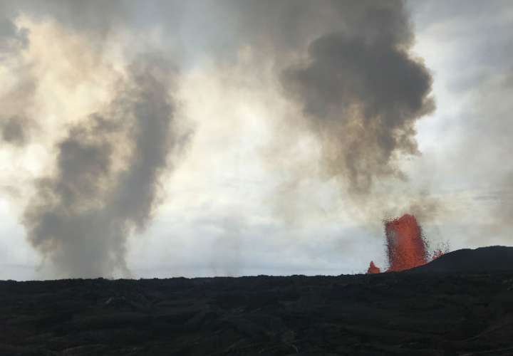La lava de la Fissure 8, a la derecha, parece haber disminuido en altura desde las alturas sostenidas previas de 260 pies. AP