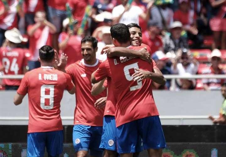 Jugadores de Costa Rica celebran un gol ante Irlanda del Norte durante el partido amistoso en San José. Foto EFE