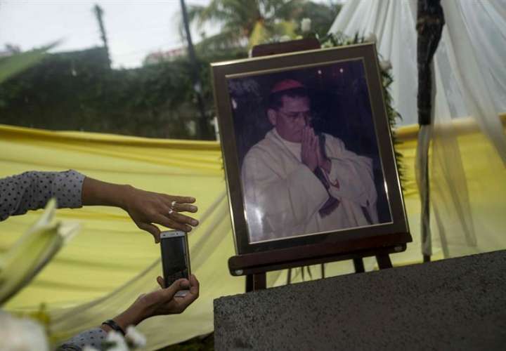 Un hombre toma una fotografía a un retrato del cardenal emérito de Nicaragua Miguel Obando y Bravo durante su ceremonia de sepultura el 4 de junio de 2018, en Managua (Nicaragua). EFE