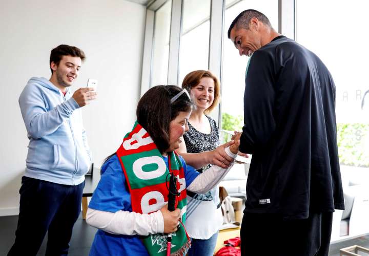 Los niños querían conocer a la figura de la Selección de Portugal. Foto: EFE