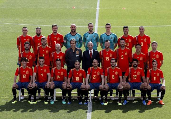 Fotografía de familia de la Selección Española para el Mundial de Rusia 2018, tras el entrenamiento de la Selección Española en la Ciudad del Fútbol de las Rozas./EFE