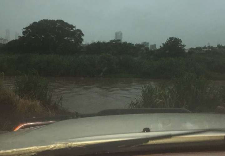 Ríos crecidos, deslizamientos y árboles caídos por lluvias en Panamá