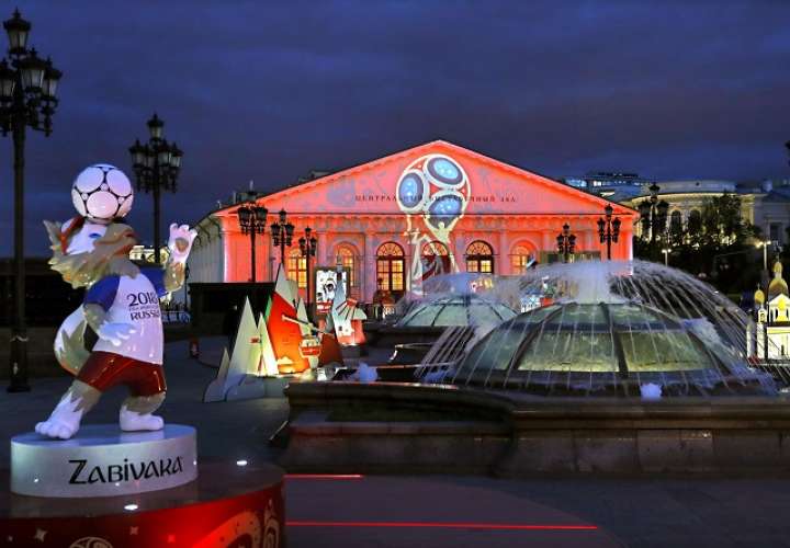 Vista de un espectáculo de luces dedicado a la Copa Mundial de Rusia 2018 , junto a la mascota del mundial, Zabivaka, en la Plaza Manege en Moscú, Rusia./EFE