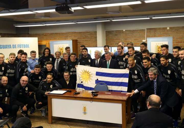 El presidente de Uruguay, Tabaré Vázquez, encabezó la ceremonia de entrega del pabellón nacional a los jugadores del combinado celeste de cara a su participación en el Mundial de Rusia 2018. Foto EFE