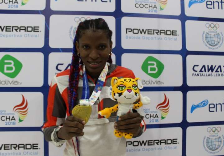 La boxeadora Atheyna Bylon muestra su medalla de oro. Foto: Comité Olímpico de Panamá 