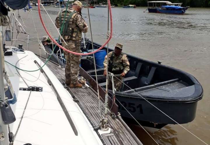 Panamá recibe a 4 náufragos ecuatorianos rescatados en aguas internacionales