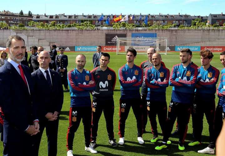 El Rey Felipe VI ha visitado hoy a la plantilla de la selección nacional de fútbol en la Residencia de la Ciudad del Fútbol, antes de que esta viaje a Rusia para disputar el Mundial. Foto EFE
