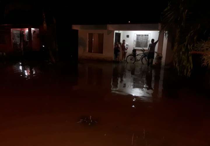 Personal del Sinaproc realizó la evaluación en 7 residencias afectadas por el desborde del alcantarillado en Villa Verde en Bocas del Toro.  Foto: Mayra Madrid