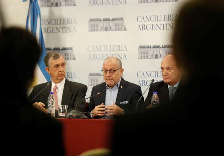 El Ministro de Relaciones Exteriores de Argentina, Jorge Faurie, habla junto al embajador de Brasil, Sérgio França durante una conferencia de prensa. Foto EFE