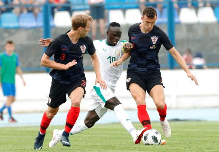 El delantero senegalés Sadio Mane (c), el defensa croata Ivan Strinic (i) y el centrocampista Ivan Perisic (d) pelean por el balón durante un encuentro amistoso preparatorio para el Mundial de Rusia 2018. Foto EFE