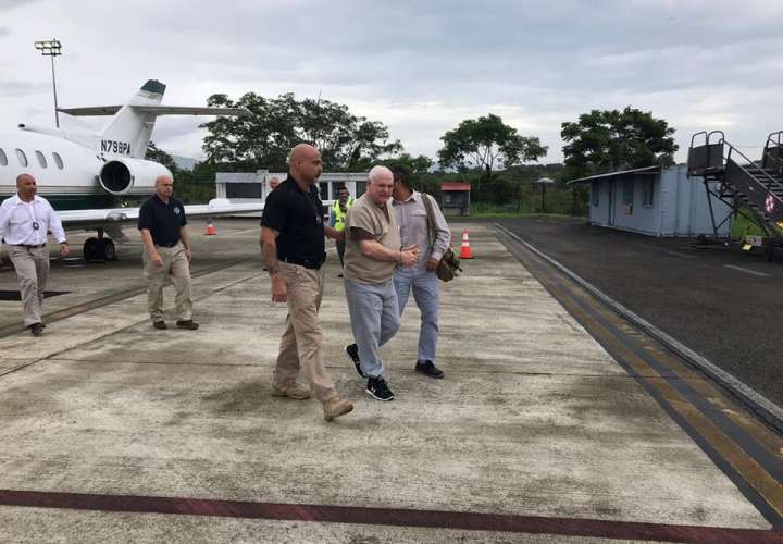 Expresidente Ricardo Martinelli mientras era trasladado al avión que lo trajo a Panamá desde Estados Unidos.