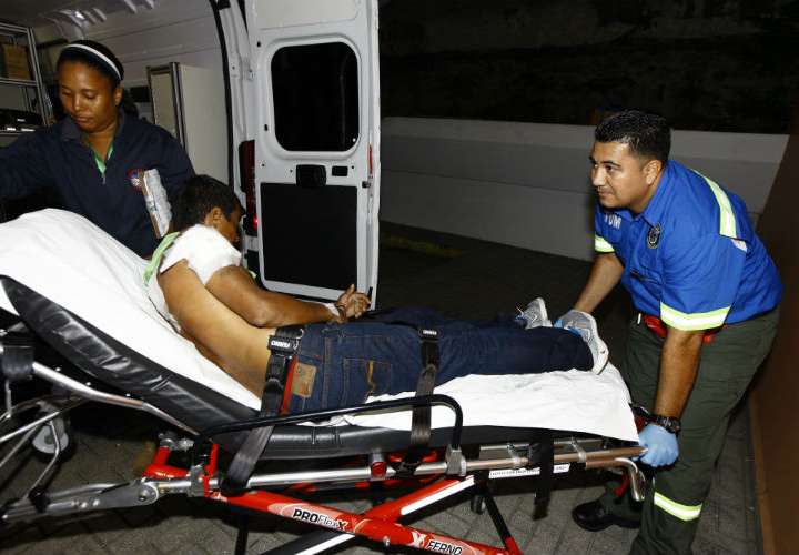 Vista general del ingreso del herido a la sala de urgencia del hospital Santo Tomás. Foto: Alexander Santamaría