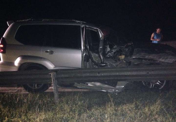 El Ministerio Público realizó el allanamiento a un vehículo camioneta Lexus con placa 710672 colisionado y abandonado en el km28 de la autopista Panamá-Colón.  Foto: @PGN_PANAMA