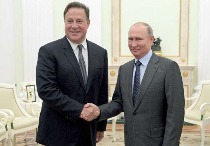  El presidente ruso, Vladímir Putin (dcha), mantiene una reunión con el presidente de Panamá, Juan Carlos Varela (izq). Foto: EFE