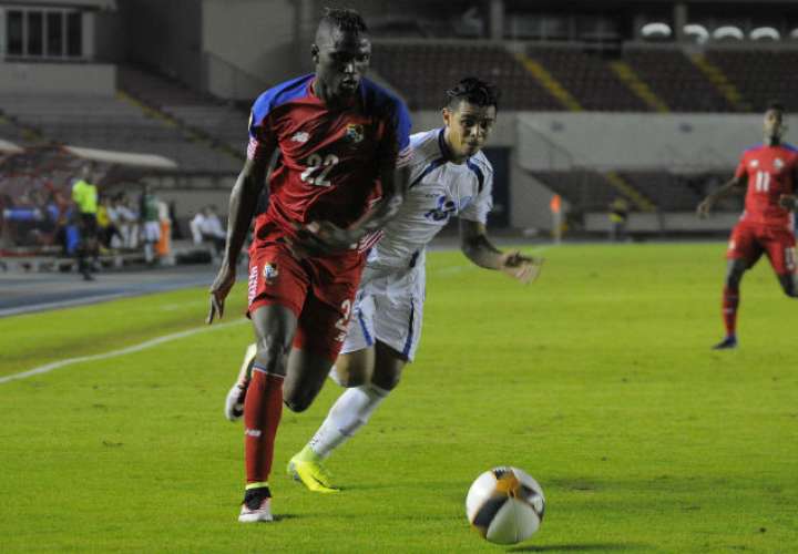 El delantero de Panamá Abdiel Arroyo (rojo). Foto: EFE