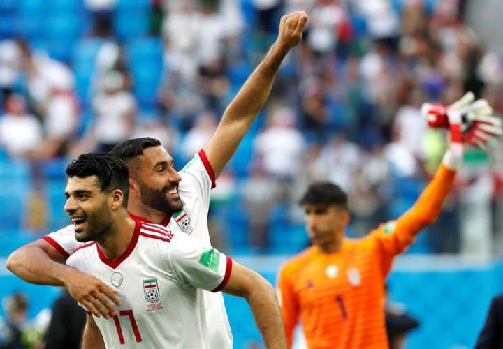 El delantero iraní Mehdi Taremi y su compañero el delantero Sman Ghoddos (2-i) celebran tras vencer 1-0 a la selección marroquí tras el partido Marruecos-Irán, del Grupo B del Mundial de Fútbol de Rusia 2018. Foto EFE