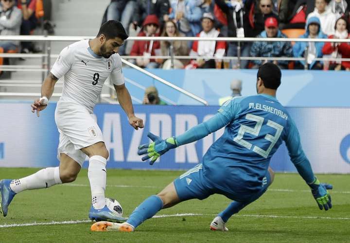Aquí una de las opciones claras de gol de Luis Suárez ante los egipcios./ Foto AP 