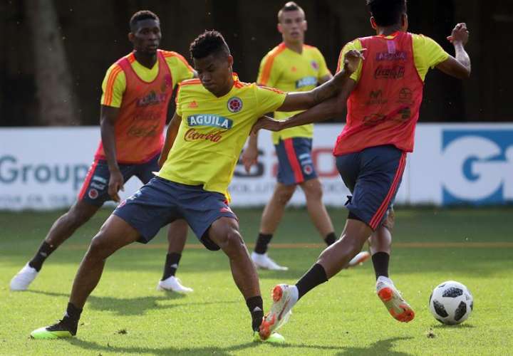 El jugador de Colombia Wilmar Barrios (c) se integra a los entrenamientos para su debut frente a Japón. Foto EFE