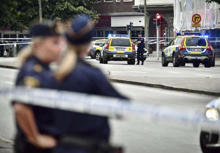 Policías suecos custodian el lugar del suceso. Foto:  AP