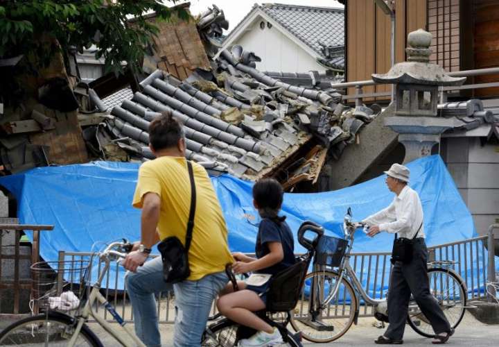 Vecinos de la localidad de Takatsuki en la prefectura de Osaka en Japón observan los daños provocados por un terremoto de 6,1 grados que sacudió este lunes, 18 de junio , el oeste del país. EFE