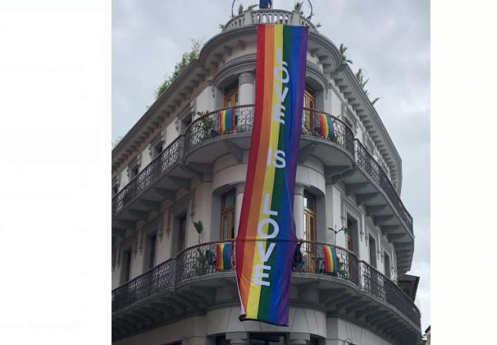 Instalan banderola gay en histórico monumento 
