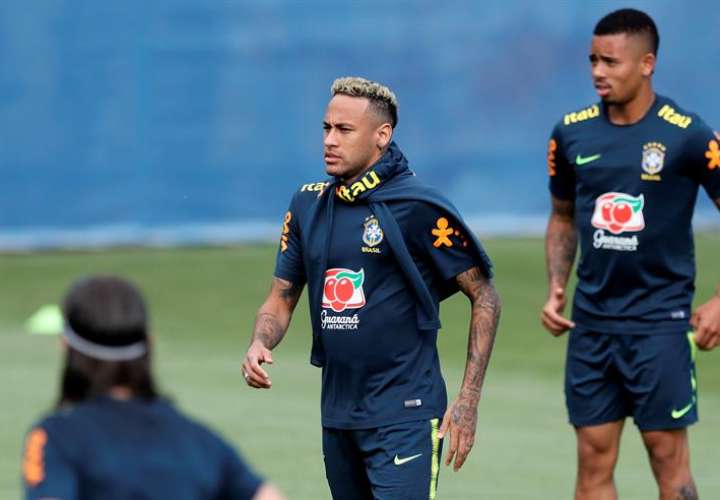 Neymar abandona entrenamiento de la selección brasileña por tener molestias en el tobillo. Foto EFE