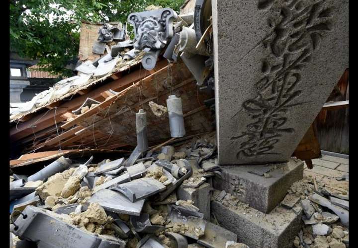 Daños a la entrada de un templo en la localidad de Takatsuki en la prefectura de Osaka en Japón tras un terremoto de 6,1 grados que sacudió hoy, 18 de junio de 2018, el oeste del país. EFE