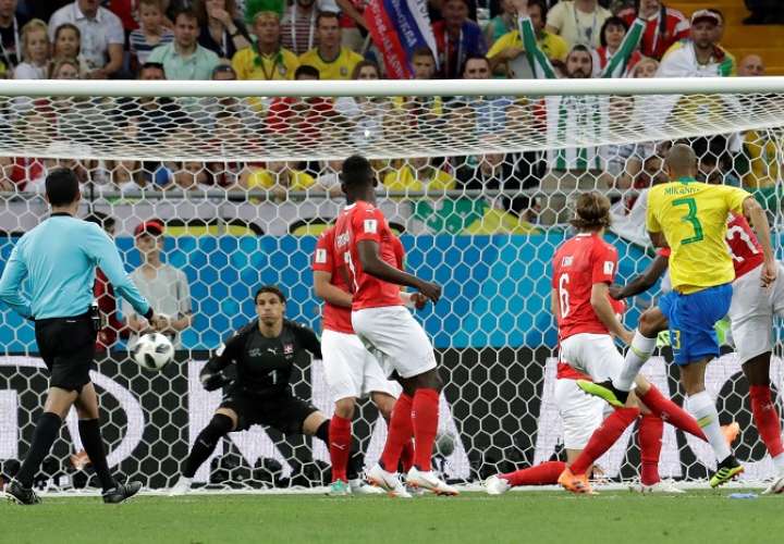 El defensa brasileño Miranda (d) remata tras un córner durante el partido Brasil-Suiza./EFE
