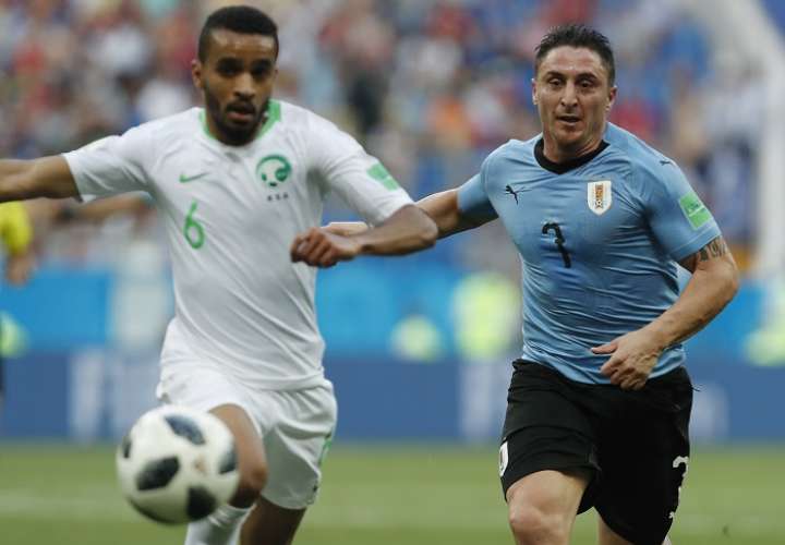 Cristian Rodríguez disputa el balón durante el encuentro contra Arabia Saudita./AP