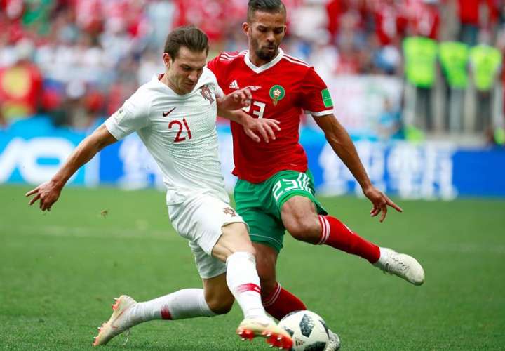El defensa portugués Cédric Soares (i) y el delantero marroquí Mehdi Carcela (d) durante el partido Portugal-Marruecos. Foto EFE