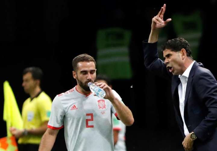 El seleccionador español Fernando Hierro (d) y el defensa español Carvajal durante el partido Irán-España, del Grupo B del Mundial de Fútbol de Rusia 2018. Foto EFE