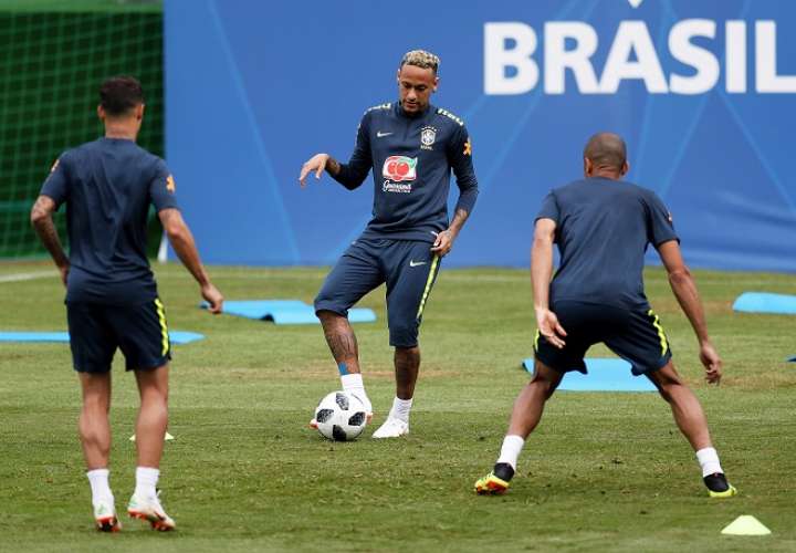 Neymar durante el entrenamiento de la selección de Brasil./EFE